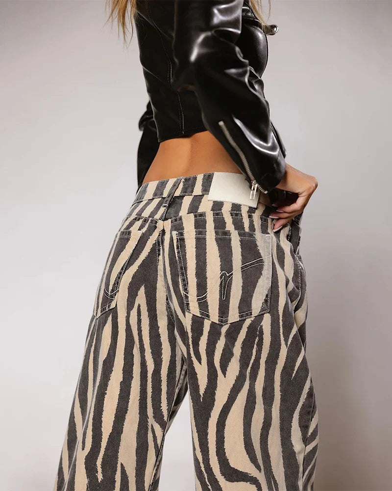 Pantalón Vaquero Zebra : Estilo Urbano, Tiro Bajo y Elegancia Salvaje